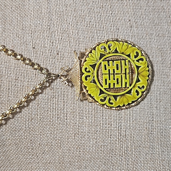 Vintage Medallion signed ART - Picture 1 of 8